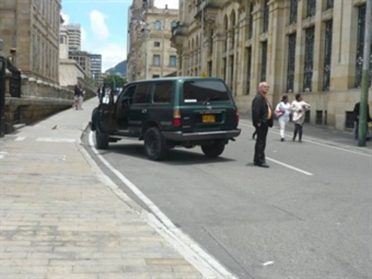 Petro estudia reducción en el número de vehículos oficiales en las entidades del Distrito