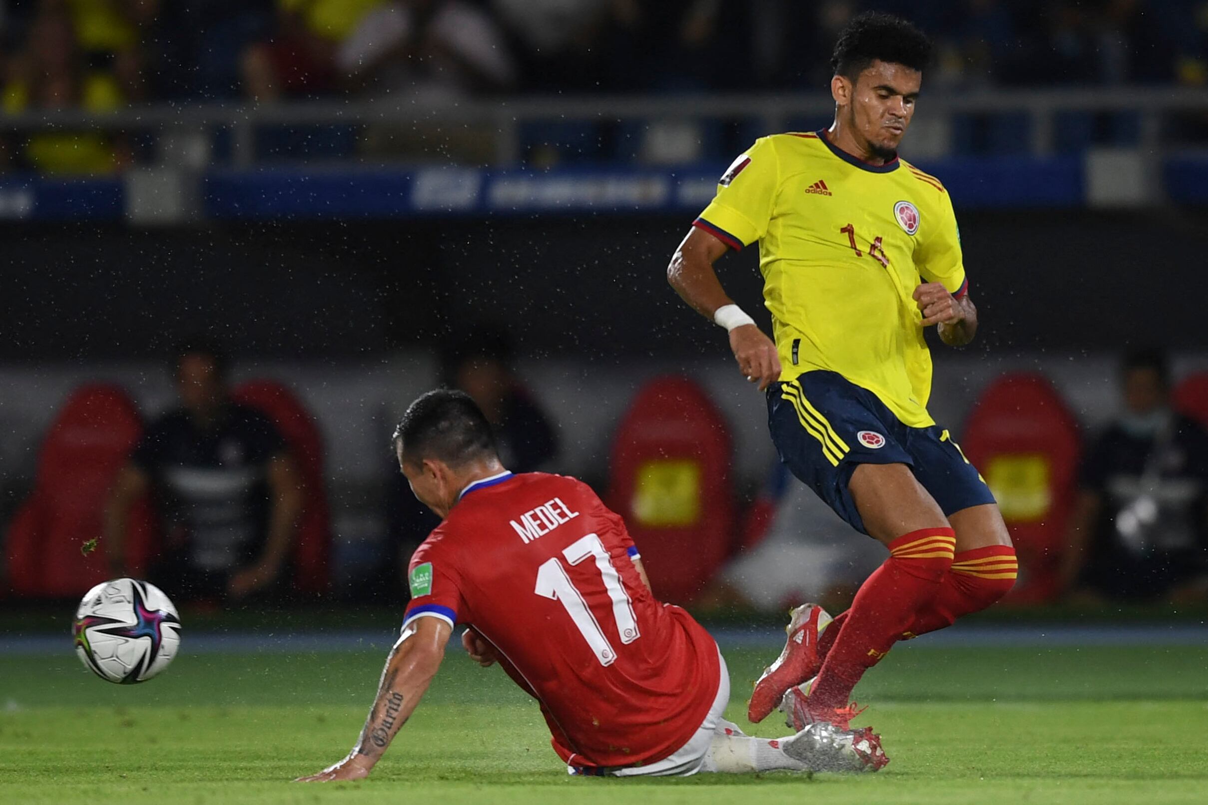 Colombia's Luis Diaz (R) and Chile's Gary Medel vie for the during their South American qualification football match for the FIFA World Cup Qatar 2022 at the Roberto Melendez Metropolitan Stadium in Barranquilla, Colombia, on September 9, 2021. (Photo by Juan BARRETO / AFP) (Photo by JUAN BARRETO/AFP via Getty Images)