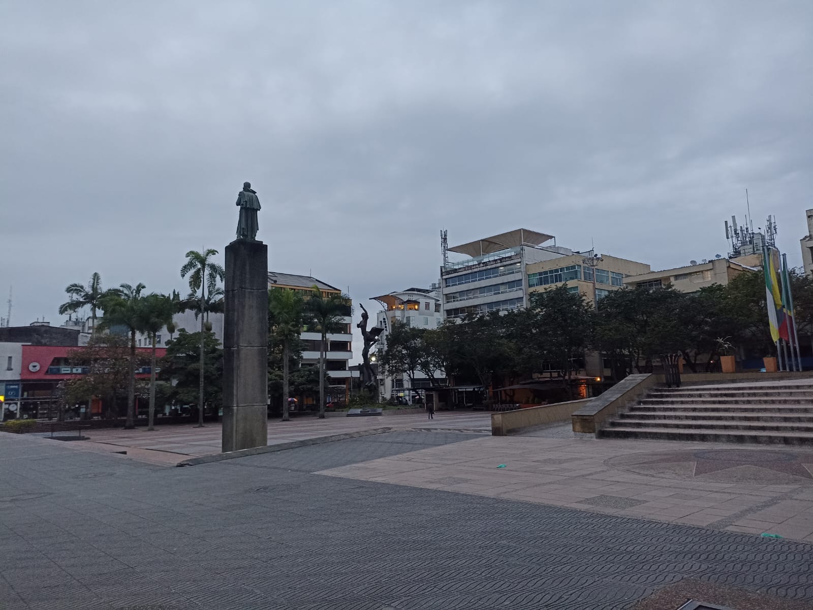 Plaza de Bolívar de Armenia en días de cielo nublado