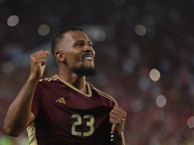 AMDEP8602. MATURÍN (VENEZUELA), 10/10/2024.- Salomón Rondón de Venezuela celebra su gol este jueves, en un partido de las eliminatorias sudamericanas para el Mundial de 2026 entre Venezuela y Argentina en el estadio Monumental de Maturín (Venezuela). EFE/ Ronald Peña R.