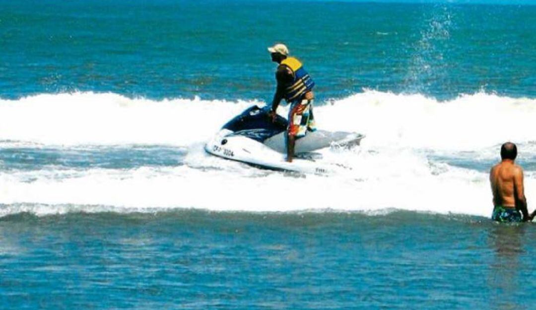 El hombre fue impactado por una moto acuática