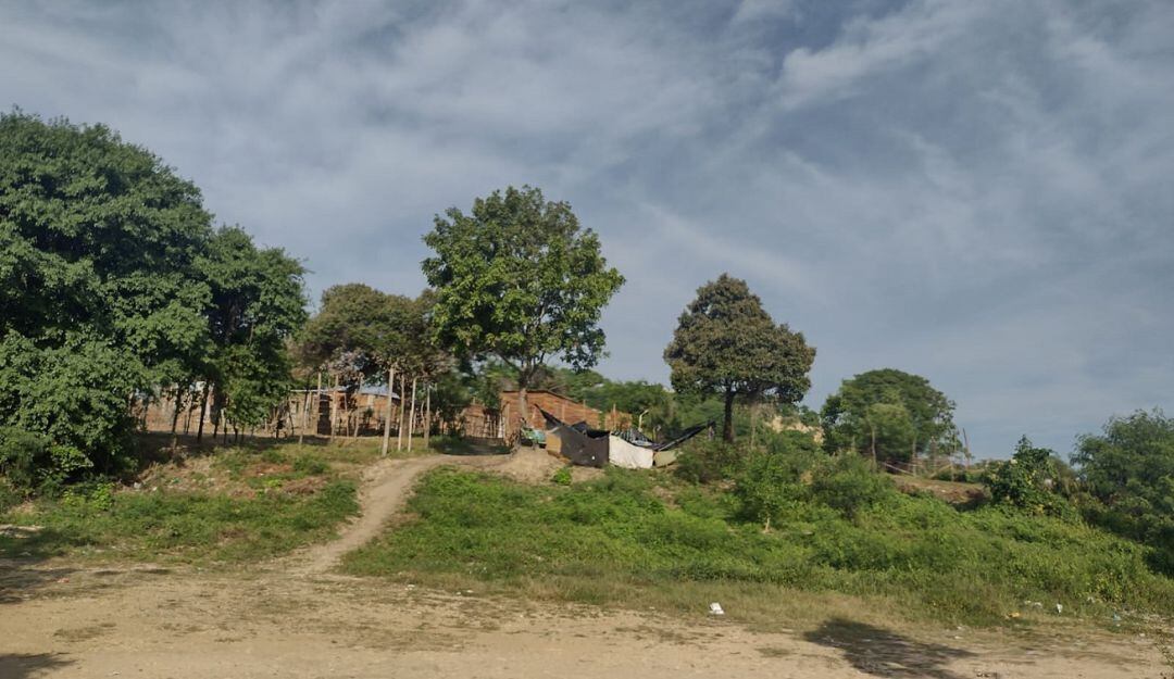 El terreno está siendo utilizado por personas que construyen improvisadas viviendas
