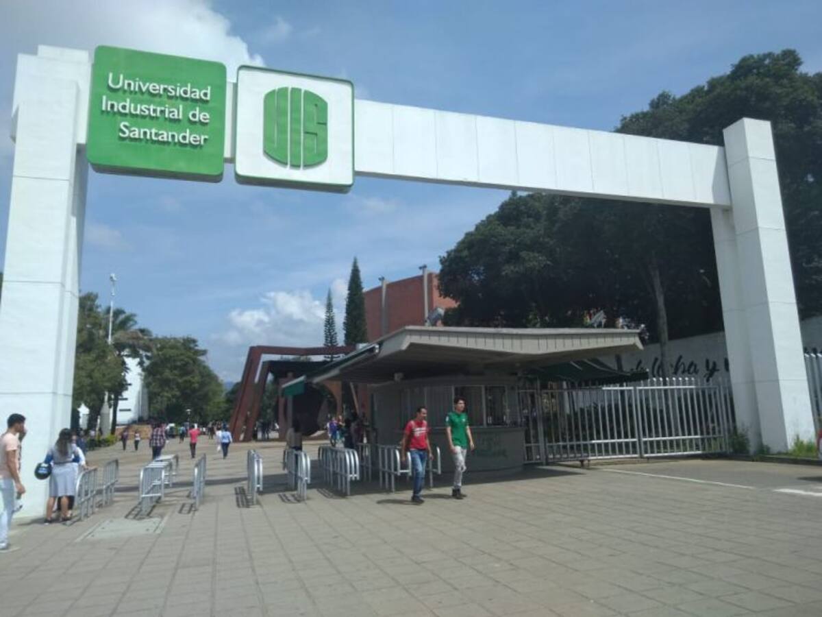 Video: A correa, una mamá saca a su hijo de las protestas en la UIS