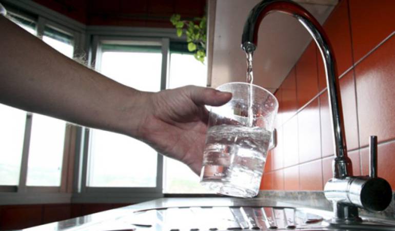 Se debe garantizar como mínimo 50 litros de agua por persona al día 