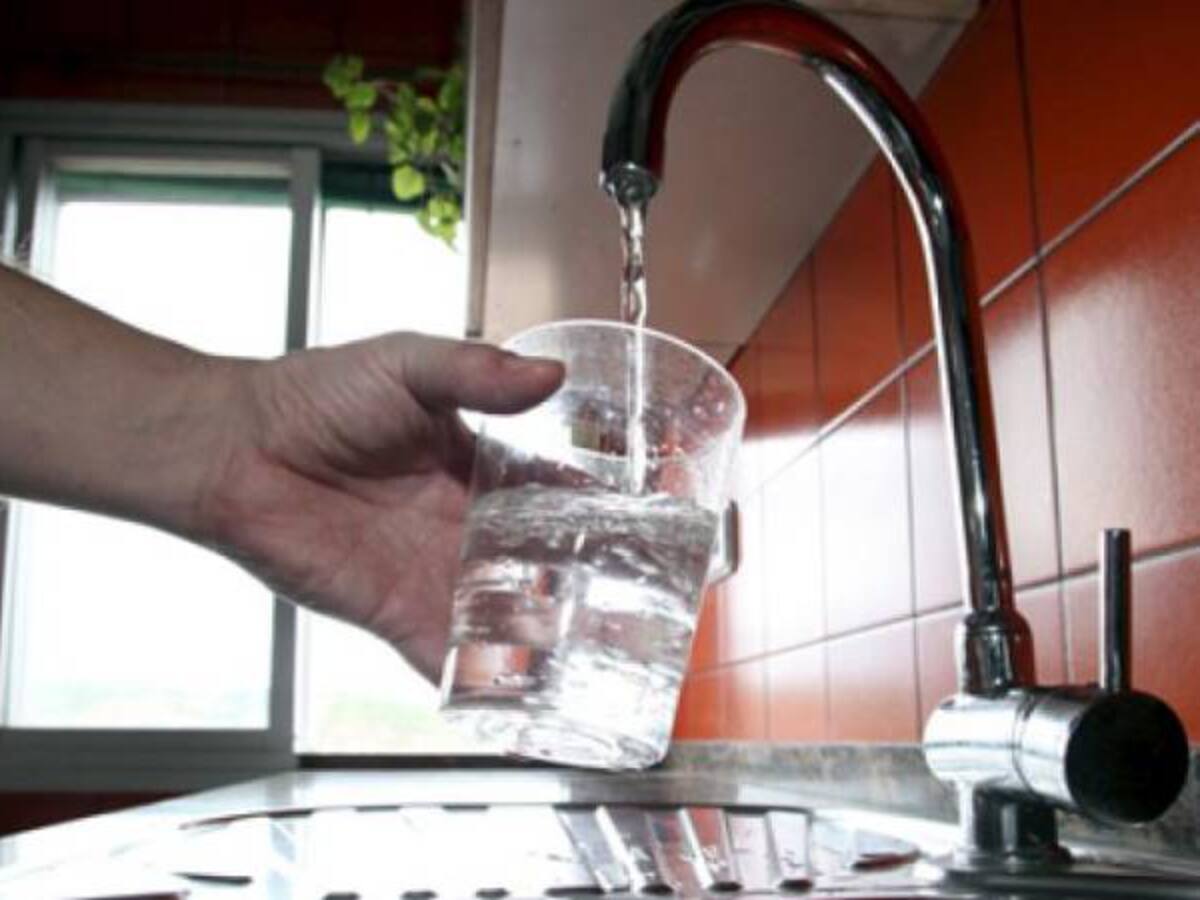 Corte Constitucional advierte que se debe garantizar como mínimo 50 litros de agua por persona al día