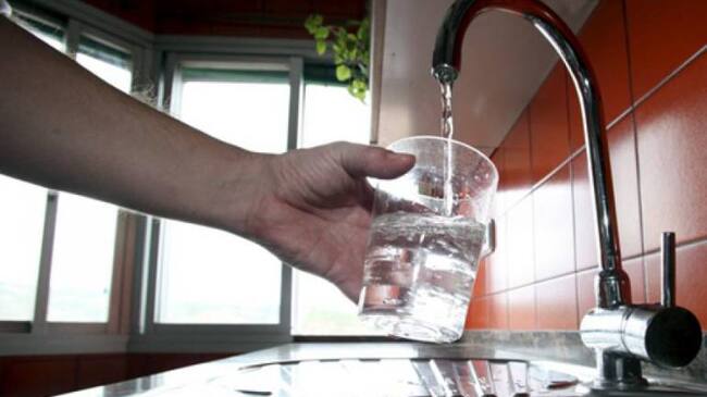 Se debe garantizar como mínimo 50 litros de agua por persona al día