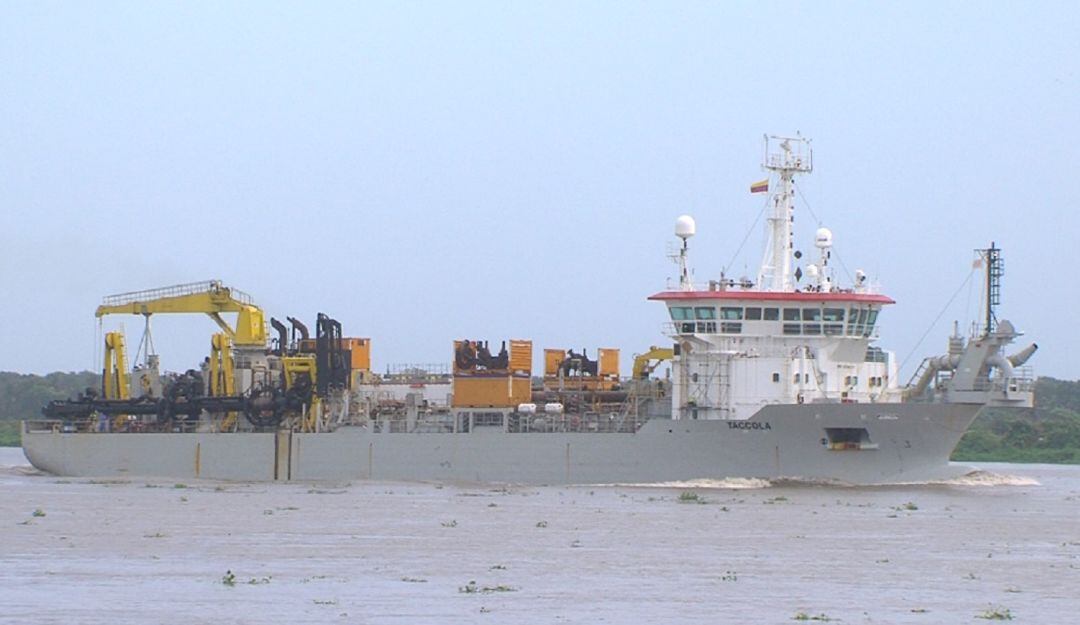 Draga en el puerto de Barranquilla
