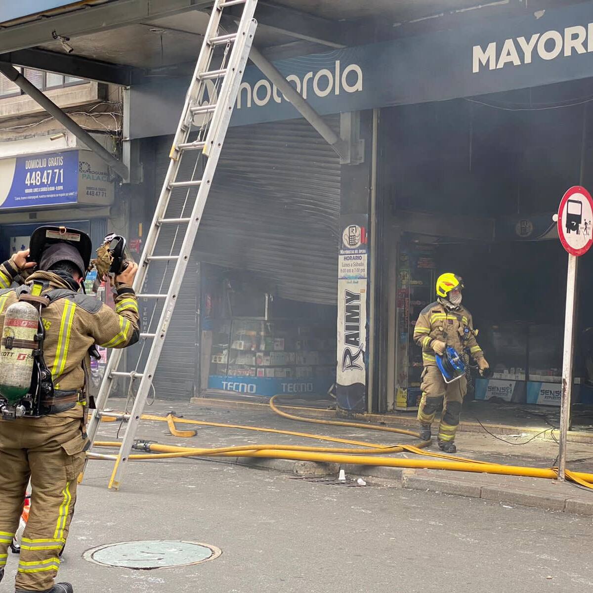 Bomberos atienden incendio en el Centro Comercial Ópera, en Medellín