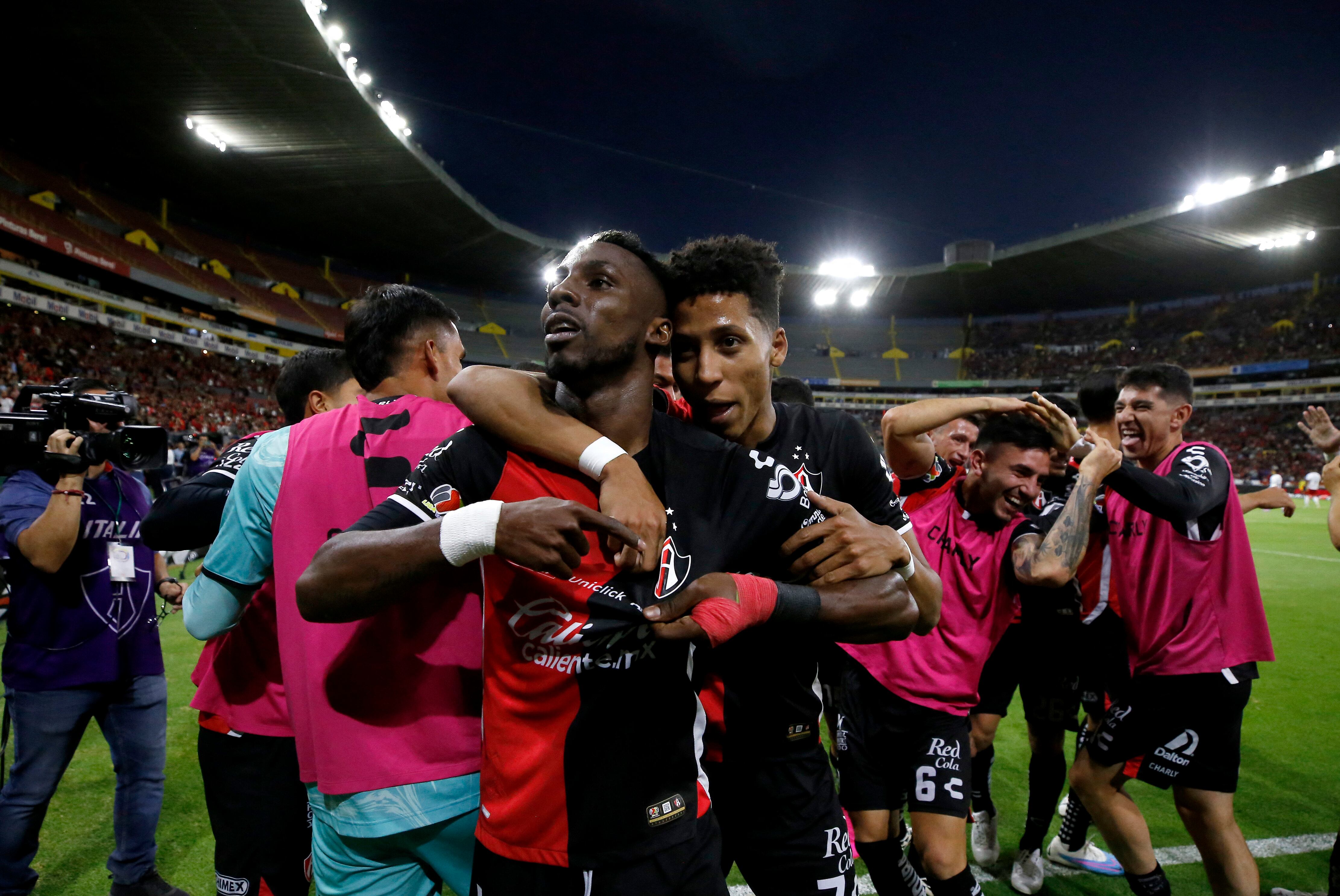 Julián Quiñones celebra el gol del triunfo de Atlas sobre la Chivas. (Photo by ULISES RUIZ/AFP via Getty Images)