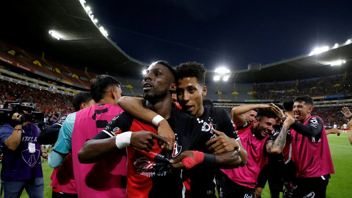 Julián Quiñones marcó un gol y Camilo Vargas atajó un penal en triunfo clave de Atlas