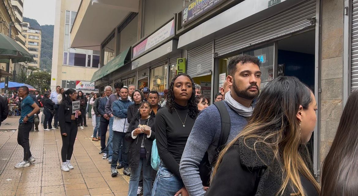 Largas filas en las oficinas de pasaporte en Bogotá por fallas en el sistema