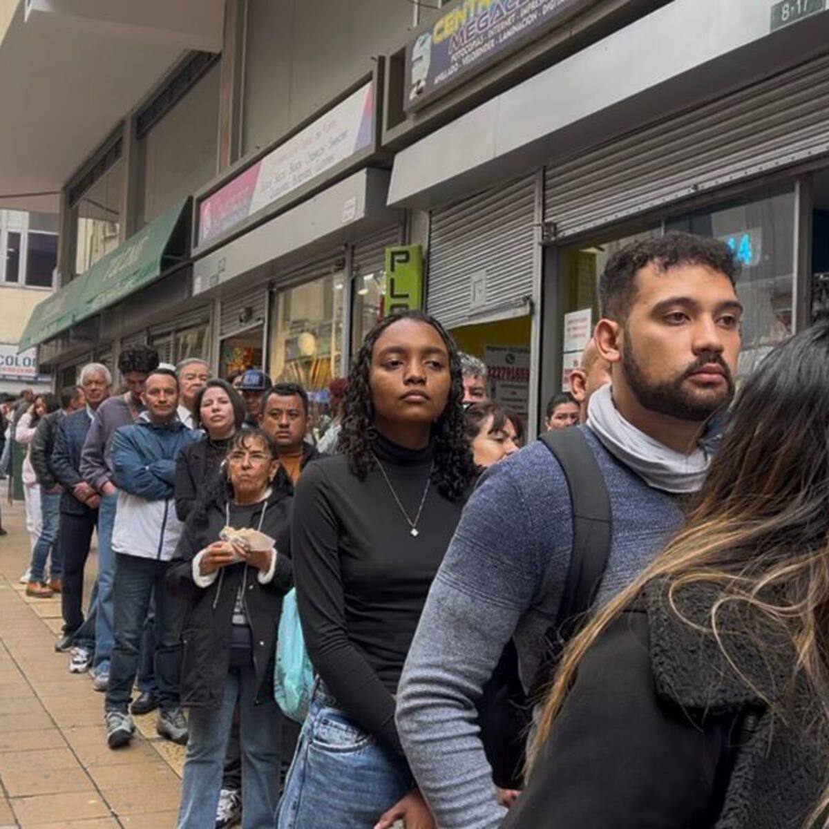 Largas filas en las oficinas de pasaportes en Bogotá por fallas en el sistema