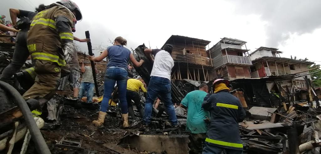 Comunidad ayuda a reconstruir las viviendas tras incendio en Conquistadores - Cuerpo Oficial de Bomberos de Pereira.