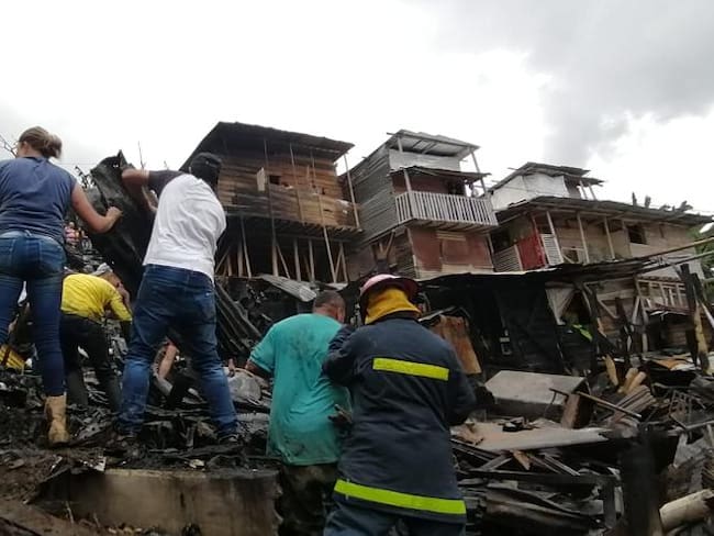 Comunidad ayuda a reconstruir las viviendas tras incendio en Conquistadores - Cuerpo Oficial de Bomberos de Pereira.