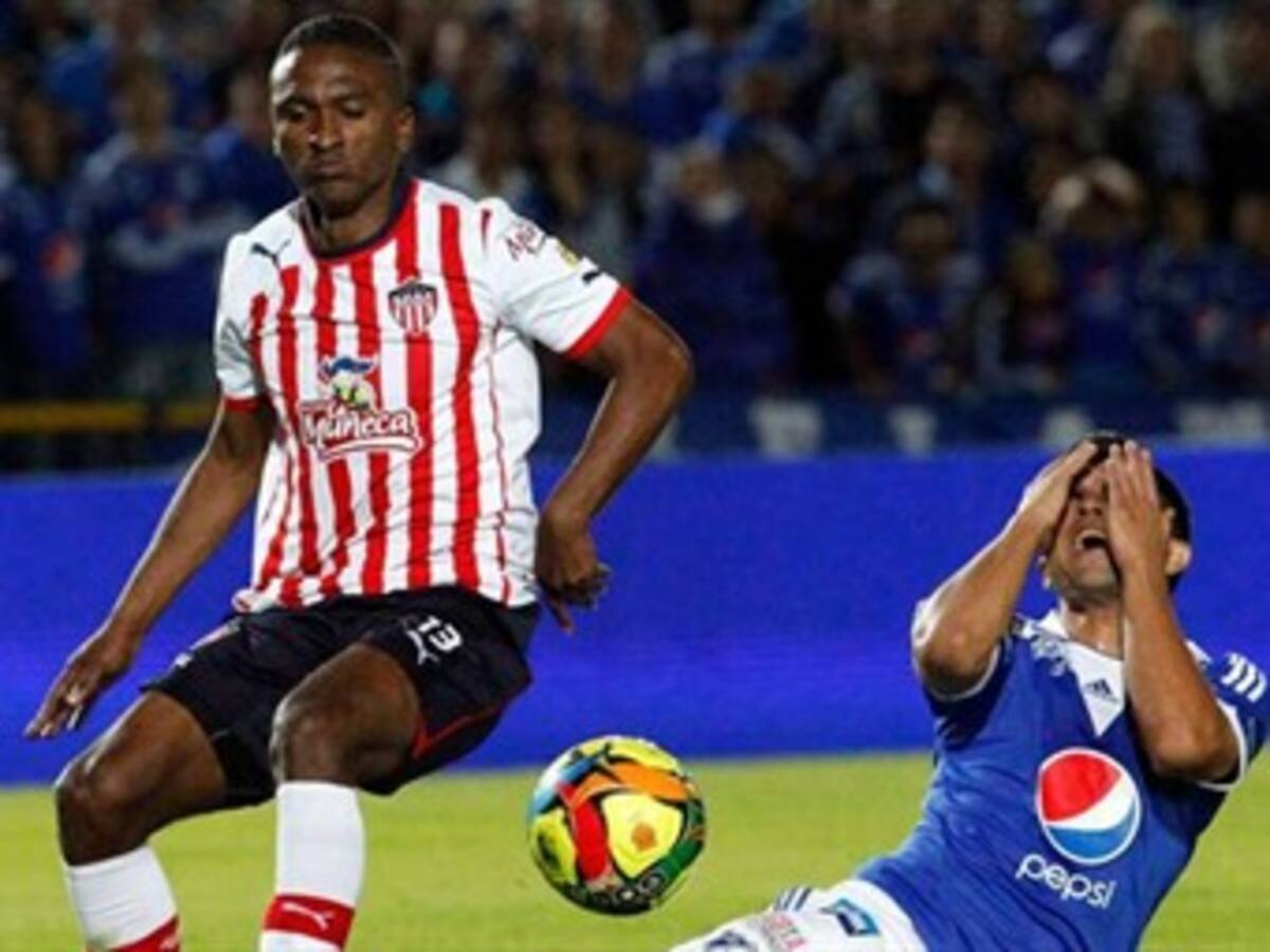 El lateral Iván Vélez sufrió una luxofractura en su rodilla izquierda