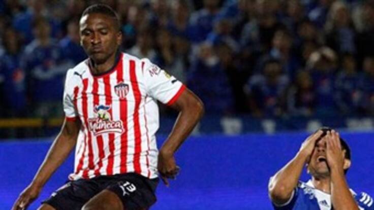 El lateral Iván Vélez sufrió una luxofractura en su rodilla izquierda