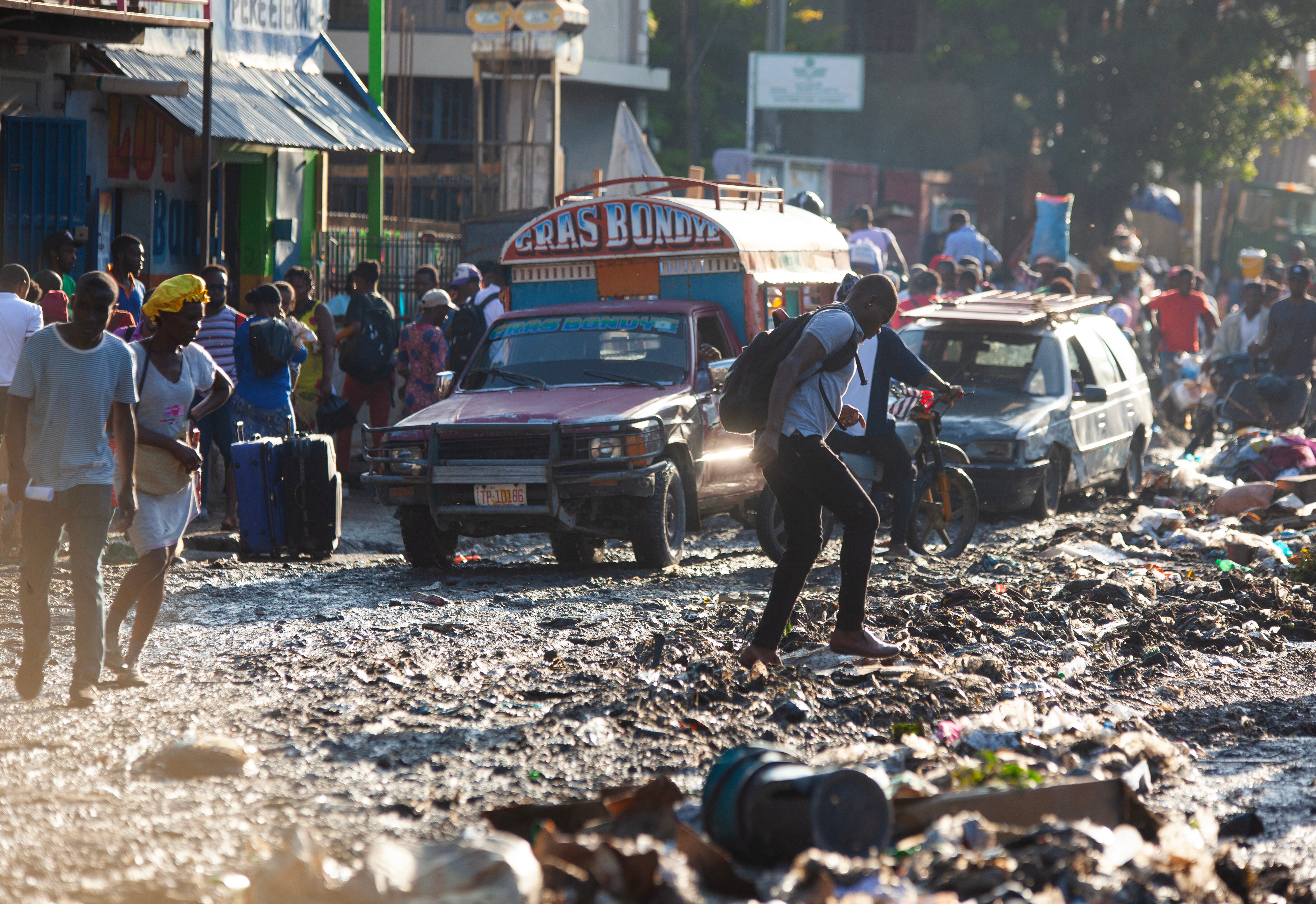 Vehículos y personas transitan por una calle este martes en Puerto Príncipe (Haití). Comienza el curso académico en Haití, con muchas escuelas convertidas en centros de refugiados y en medio de la crisis y la violencia. EFE/ Mentor David Lorens