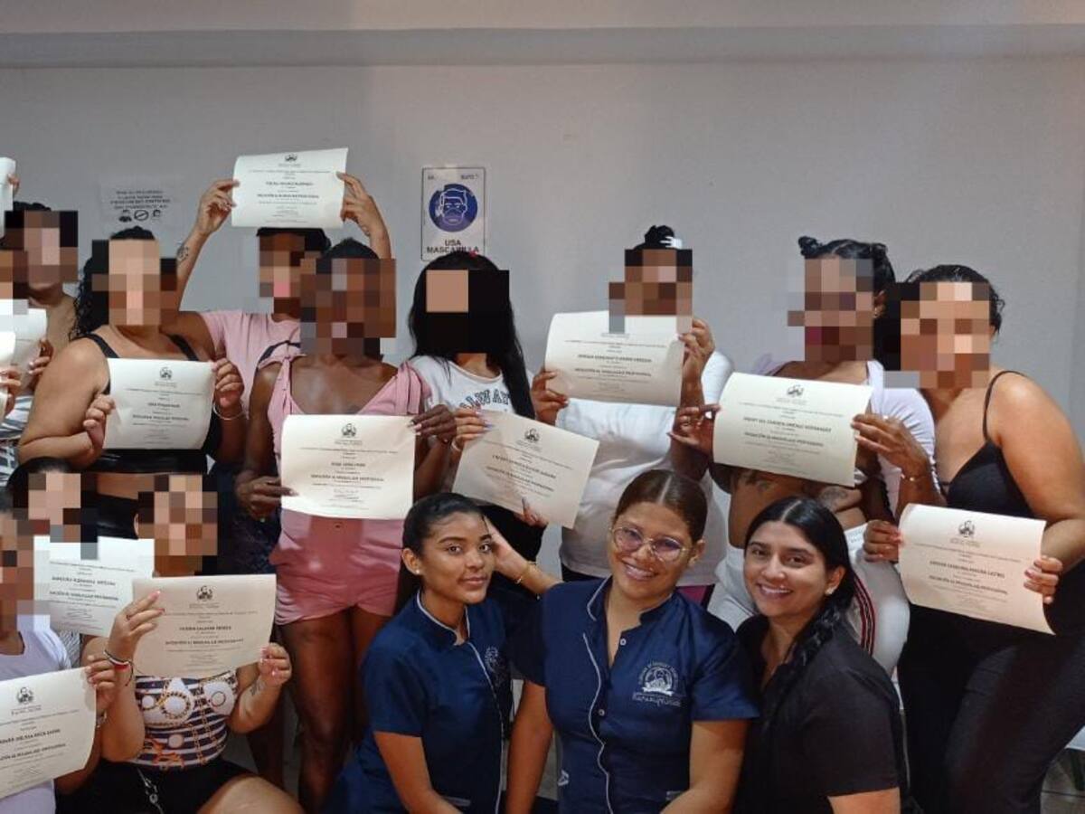25 reclusas en Cartagena se certificaron en iniciación al maquillaje profesional