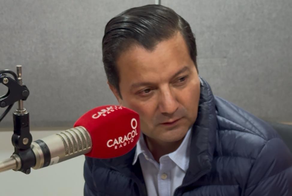 El precandidato dice que el Gobierno no puede pedir más recursos cuando ni siquiera han gastado la plata que tienen. Foto | Caracol Radio
