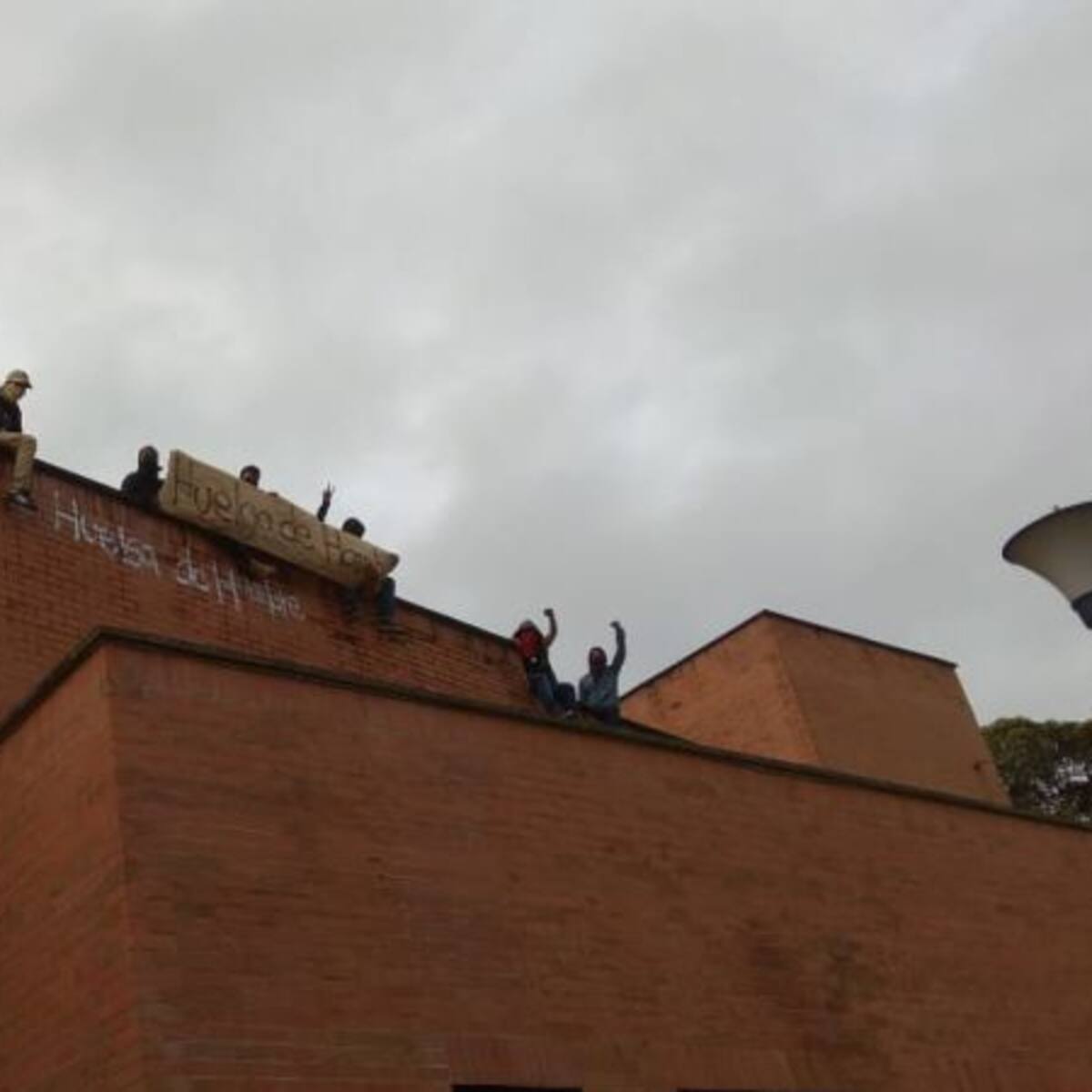 Estudiantes levantan huelga de hambre tras 30 horas de protesta
