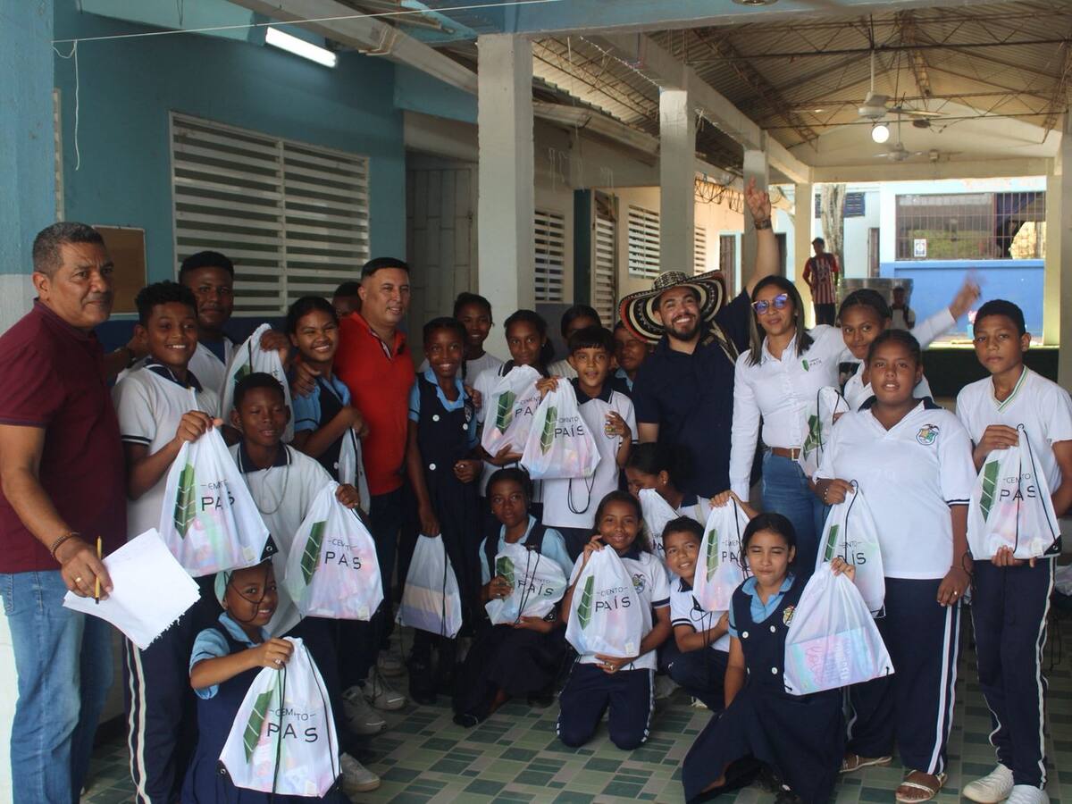 Cemento País y Miguel Palacio llenan de sonrisas y útiles escolares a los niños de Zipacoa