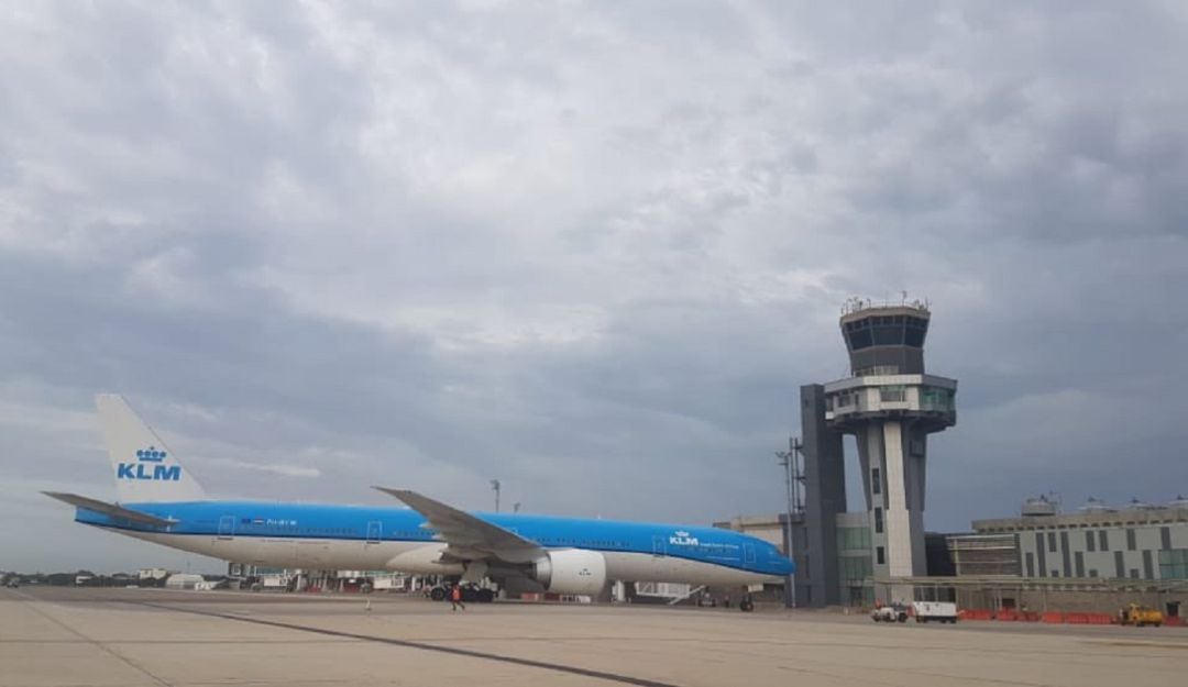 Aterrizaje del avión Boeing 777-300 en el aeropuerto Ernesto Cortissoz