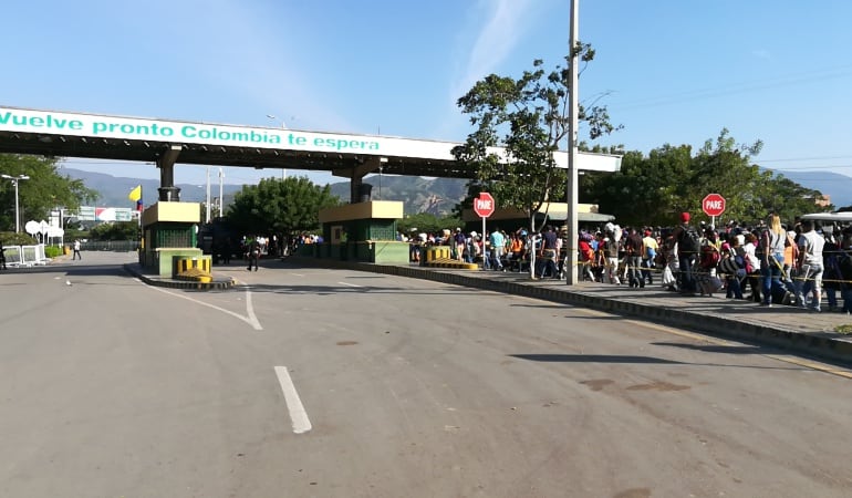 Apertura de la frontera en el puente internacional Simón Bolívar .