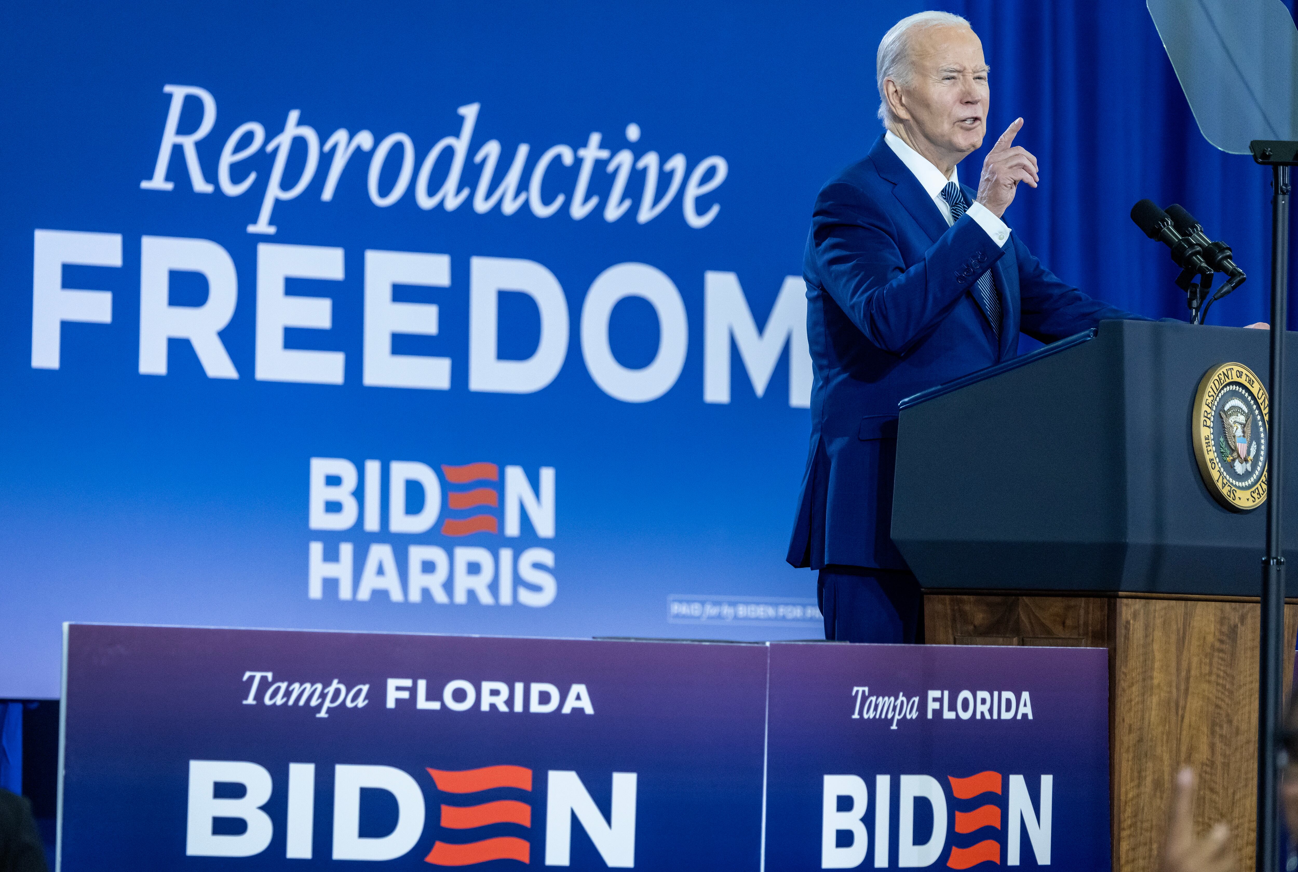 Tampa (Usa), 23/04/2024.- US President Joe Biden delivers remarks during a Reproductive Freedom Event at the Hillsborough Community College in Tampa, Florida, USA, 23 April 2024. President Biden attends Reproductive Freedom event one week before Florida's new six-week abortion ban takes effect. Florida Governor Ron DeSantis on April 14 signed into law a bill passed by the Republican Florida legislature banning abortions after six weeks of pregnancy. EFE/EPA/CRISTOBAL HERRERA-ULASHKEVICH