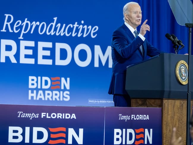 Tampa (Usa), 23/04/2024.- US President Joe Biden delivers remarks during a Reproductive Freedom Event at the Hillsborough Community College in Tampa, Florida, USA, 23 April 2024. President Biden attends Reproductive Freedom event one week before Florida&#039;s new six-week abortion ban takes effect. Florida Governor Ron DeSantis on April 14 signed into law a bill passed by the Republican Florida legislature banning abortions after six weeks of pregnancy. EFE/EPA/CRISTOBAL HERRERA-ULASHKEVICH