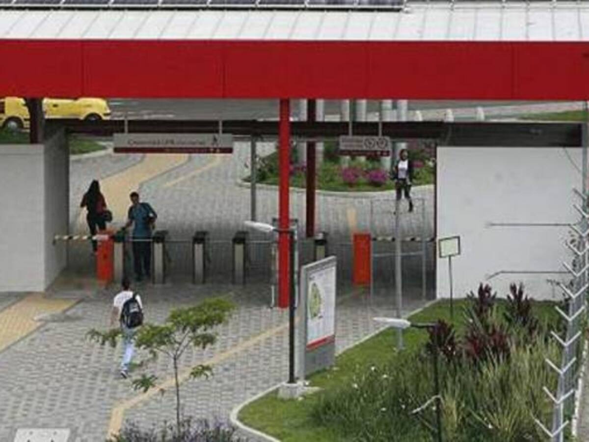 UPB crea cultivo sostenible de peces y lechugas en una casa inteligente