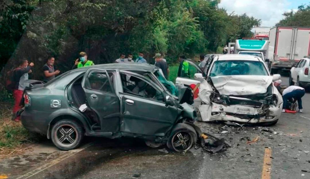 Choque entre dos vehículos deja tres personas muertas en via del Huila