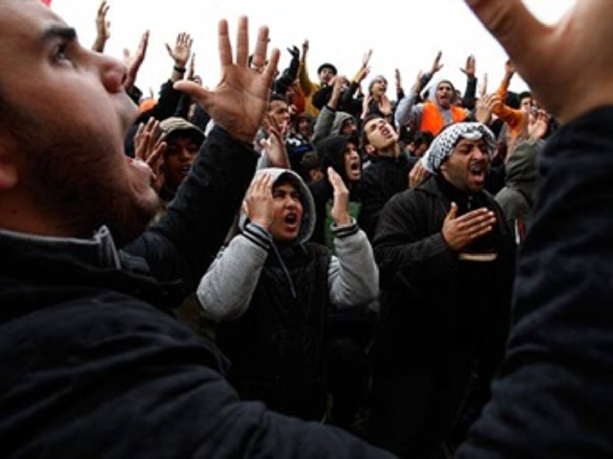 Centenares de personas piden renuncia de Gadafi en Trípoli