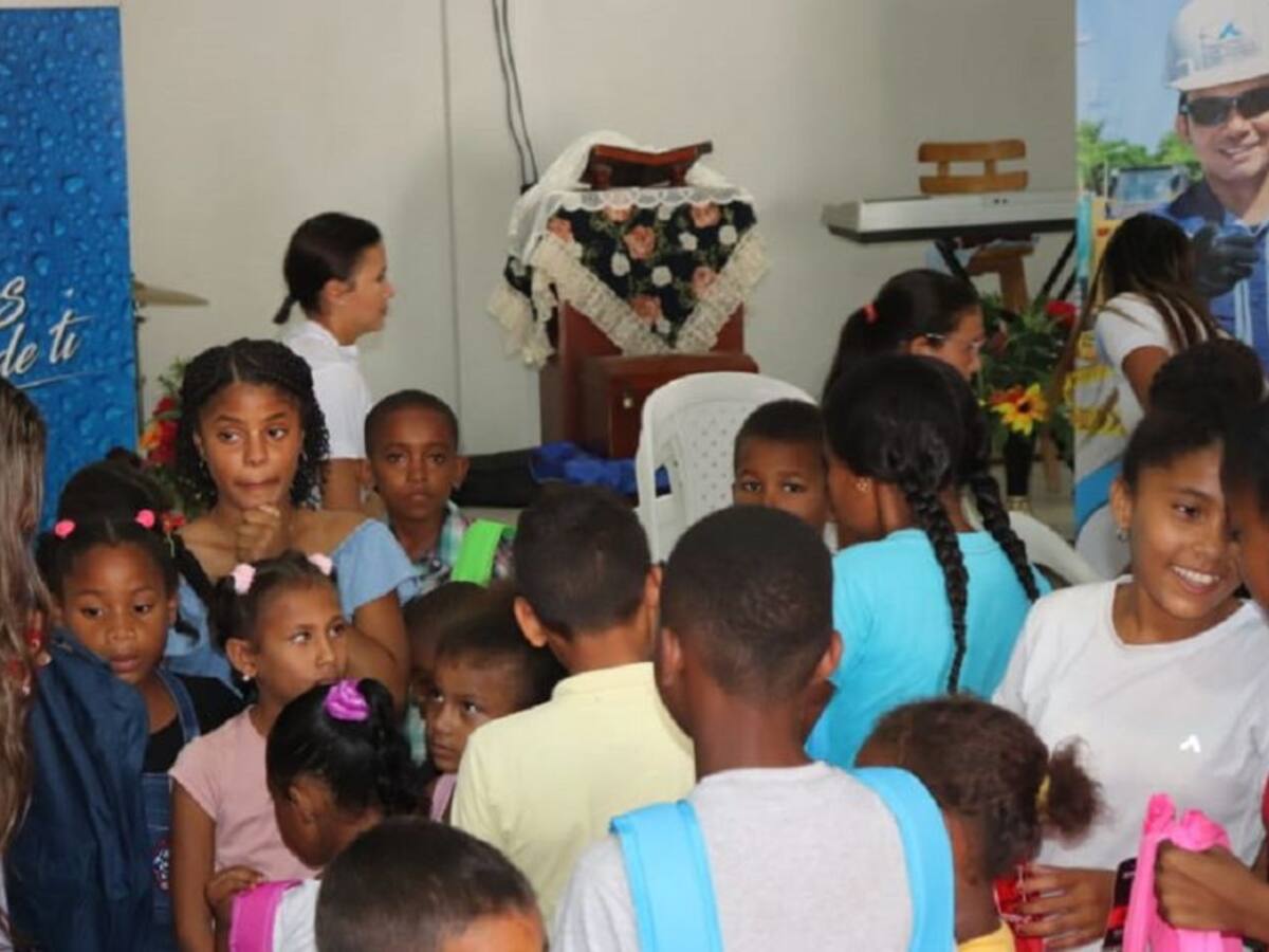 3.000 kits escolares donados por Aguas de Cartagena