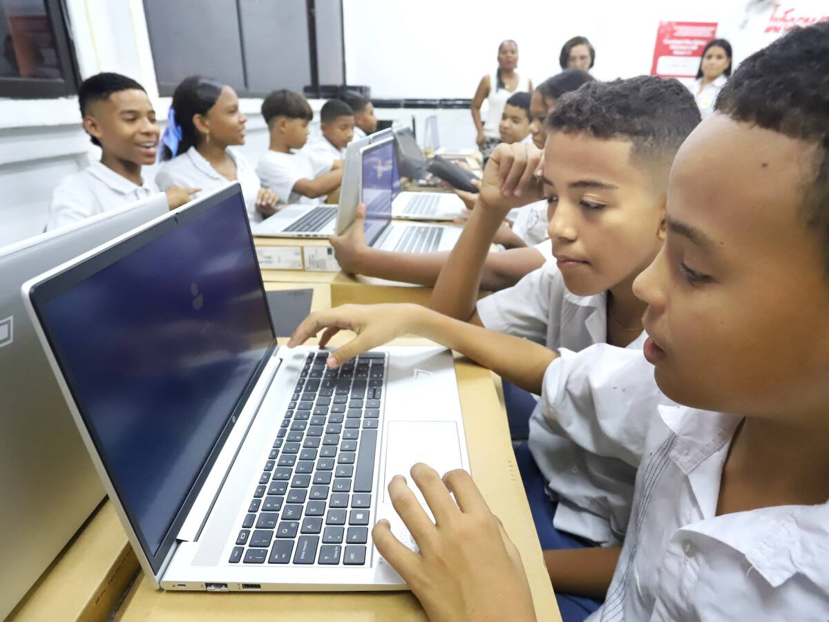 Alcaldía de Cartagena entrega dotación de computadores en la I.E Las Gaviotas