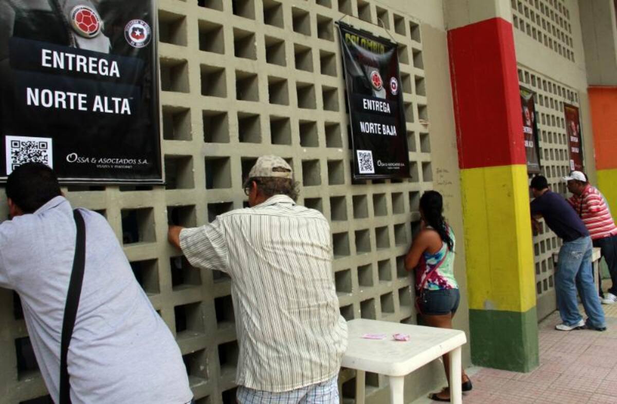 Los aficionados recibieron sus entradas en el coliseo de baloncesto Elías Chegwin para las tribunas laterales y en la oficina de Ossa y Asociados para oriental y occidental.