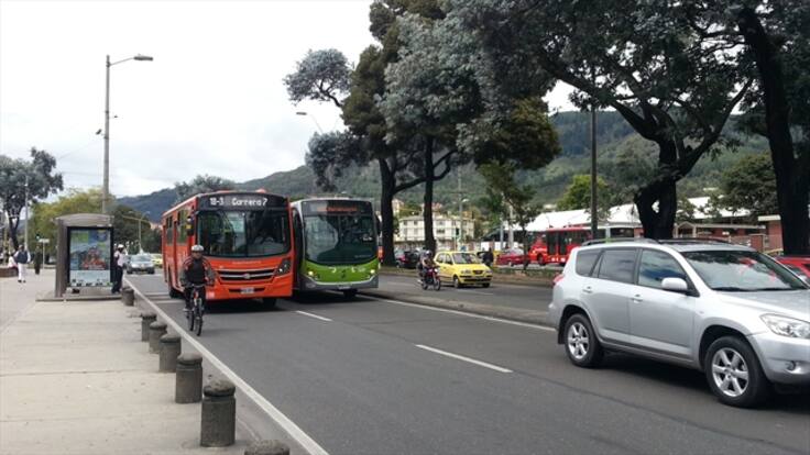 Sin fecha, salida de buses tradicionales por la carrera Séptima en Bogotá