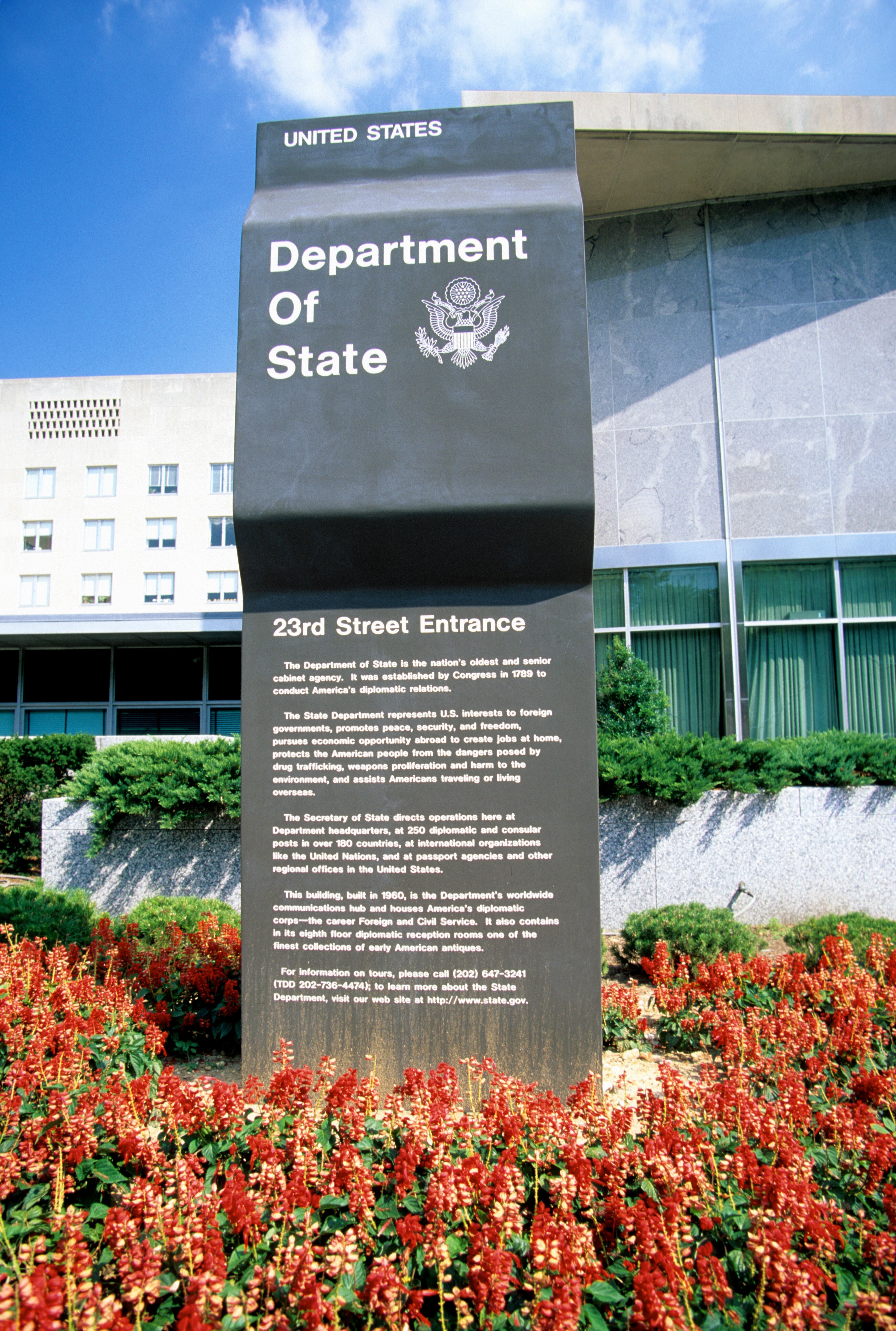 EE.UU. pide a sus funcionarios en Colombia no viajar por carretera ni usar taxi o bus