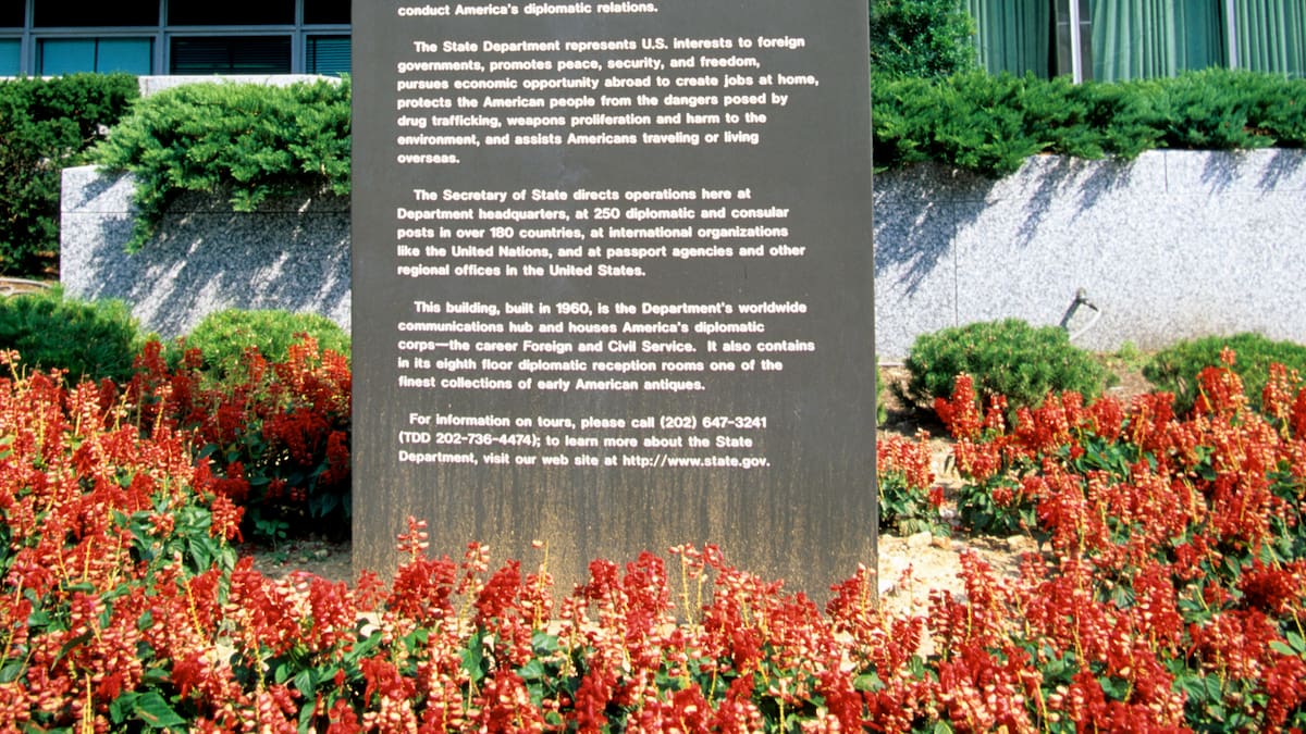 EE.UU. pide a sus funcionarios en Colombia no viajar por carretera ni usar taxi o bus