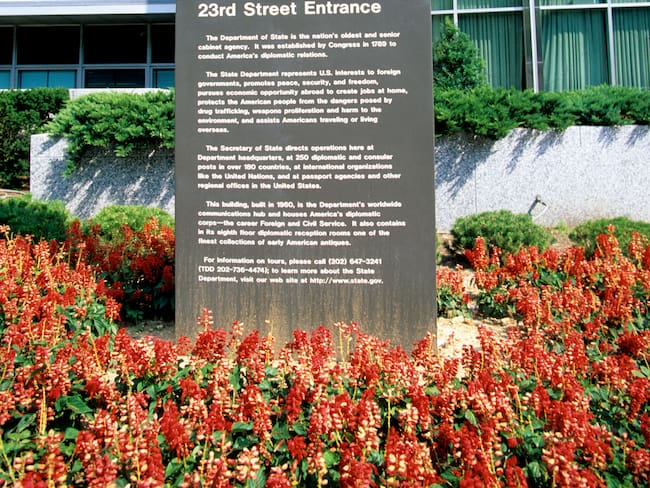 EE.UU. pide a sus funcionarios en Colombia no viajar por carretera ni usar taxi o bus