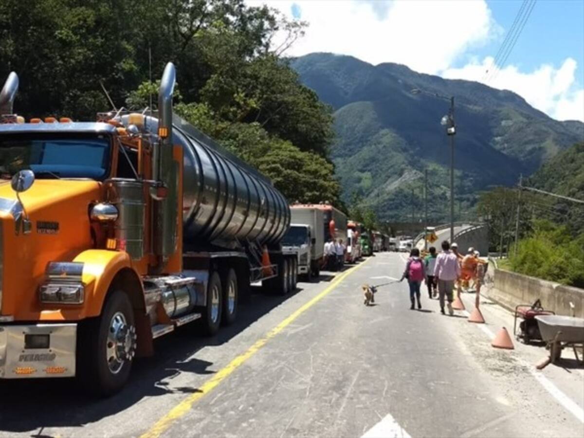 Por el cierre de la vía al Llano, Fenalco alerta sobre impacto económico en la región