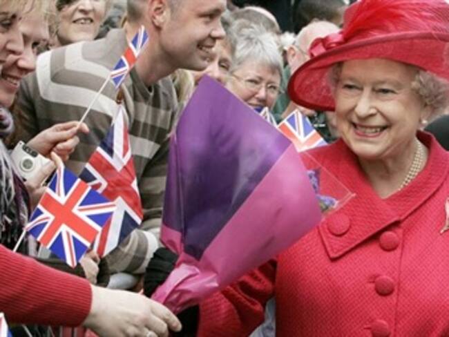 La reina Isabel II recibe una lección sobre la crisis económica