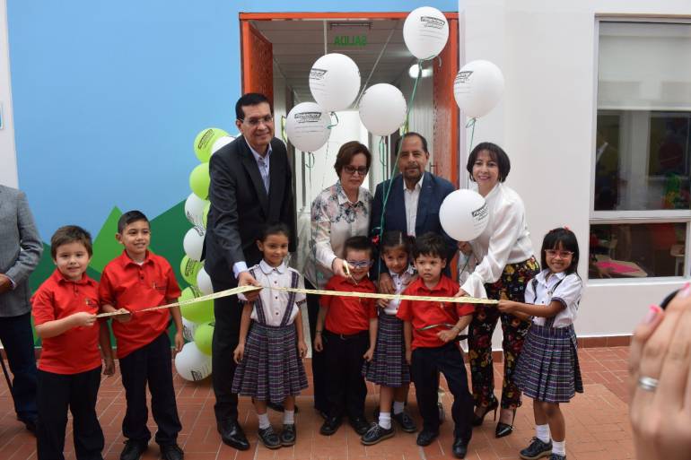 Orlando Rafael Ávila, presidente ejecutivo de Financiera Comultrasan; Ana Leonor Rueda, Secretaria de educación de Bucaramanga; Jaime Chávez Suárez, presidente corporativo de Financiera Comultrasan y Diana Virginia Velázquez, rectora del Colegio Gimnasio Superior Empresarial. Acompañados de estudiantes de los diferentes grados de preescolar.