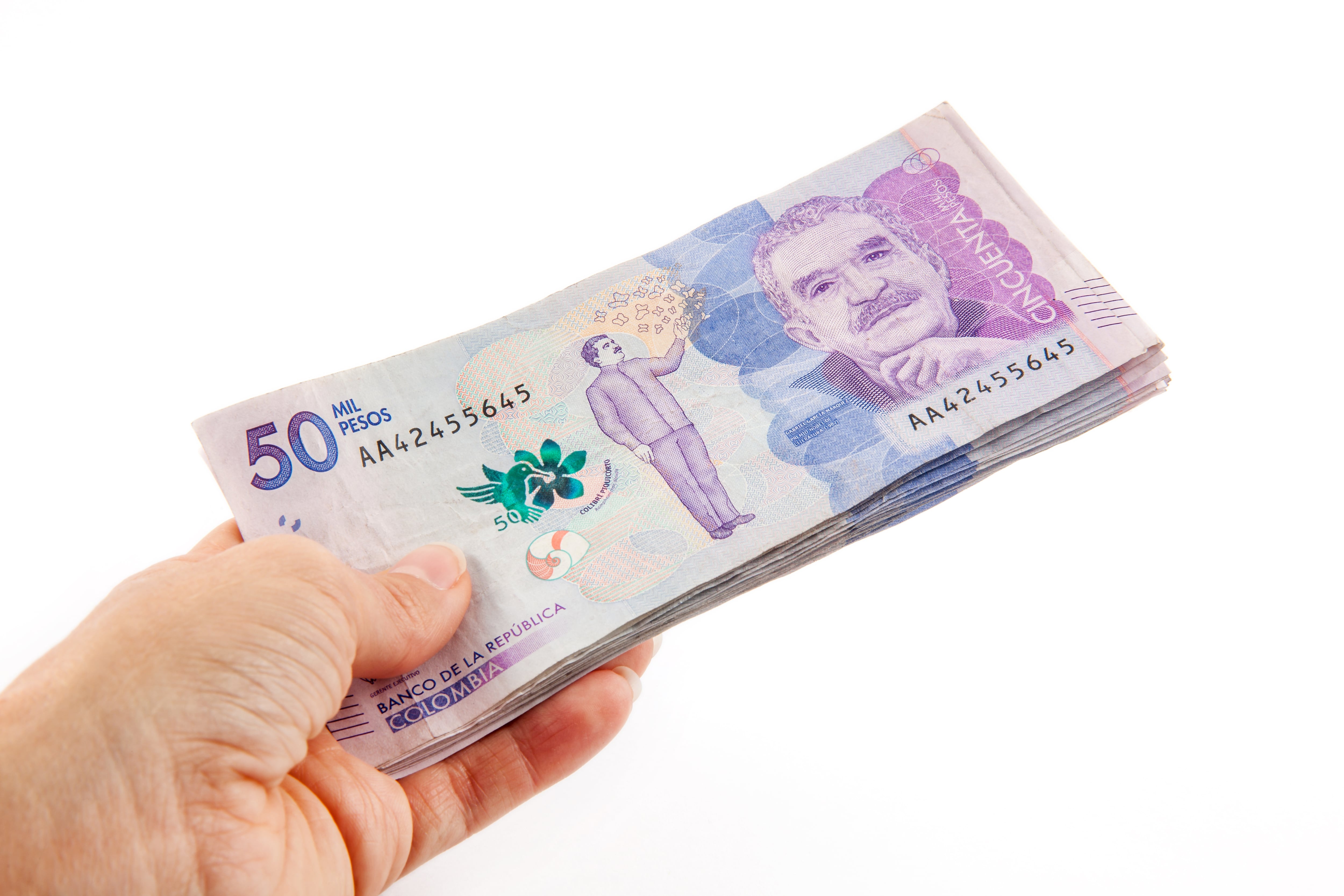 Cómo identificar billetes falsos de 50 mil - Getty Images