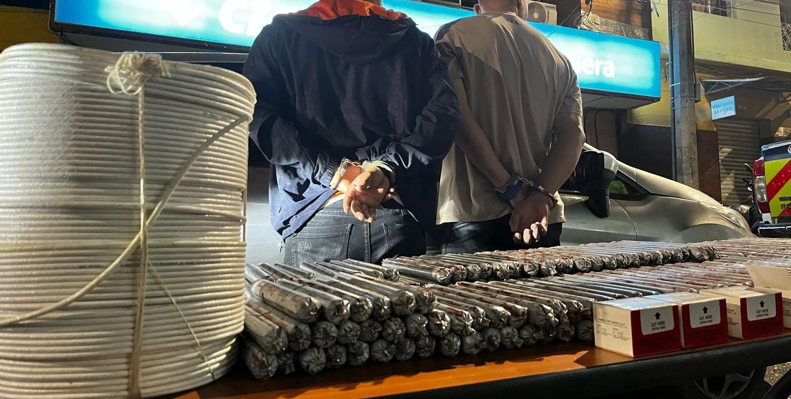 Captura de dos hombres cuando transportaban material explosivo. Foto: Policía Metropolitana del Valle de Aburrá.