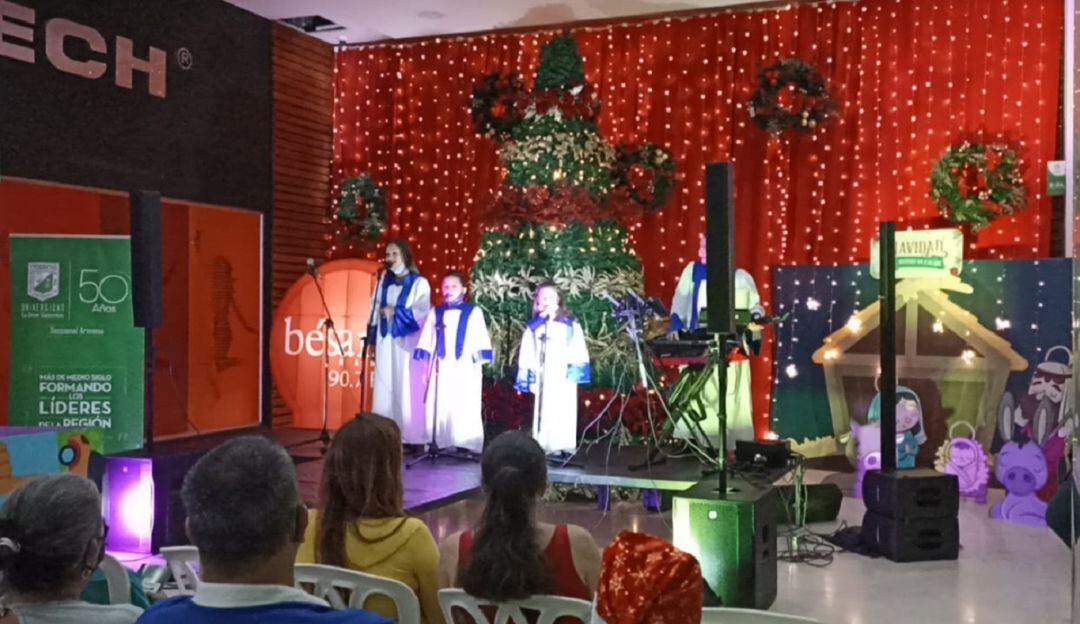 Coros de niños en el rezo de la novena de navidad en el centro comercial Calima