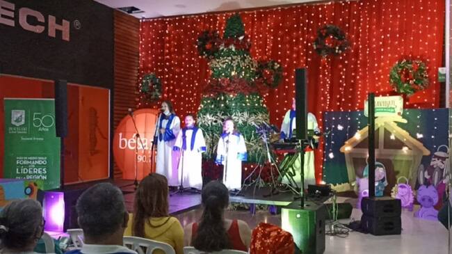 Coros de niños en el rezo de la novena de navidad en el centro comercial Calima