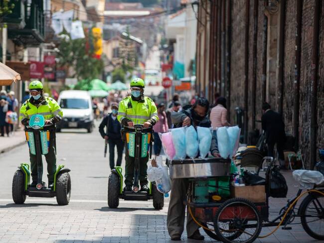 Vendedora informal denuncia persecución: tiene 86 comparendos y un embargo