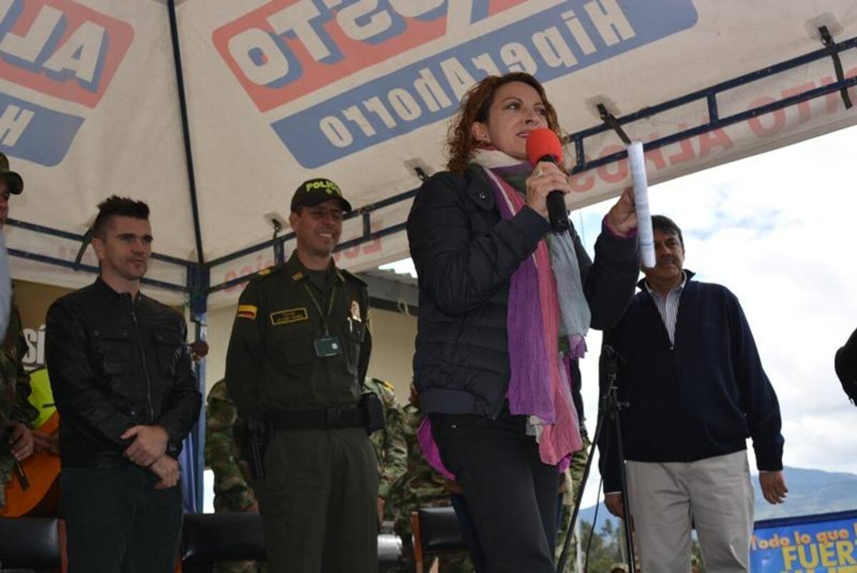 El artista colombiano se tomó fotos con los uniformados. Foto: Caracol Radio