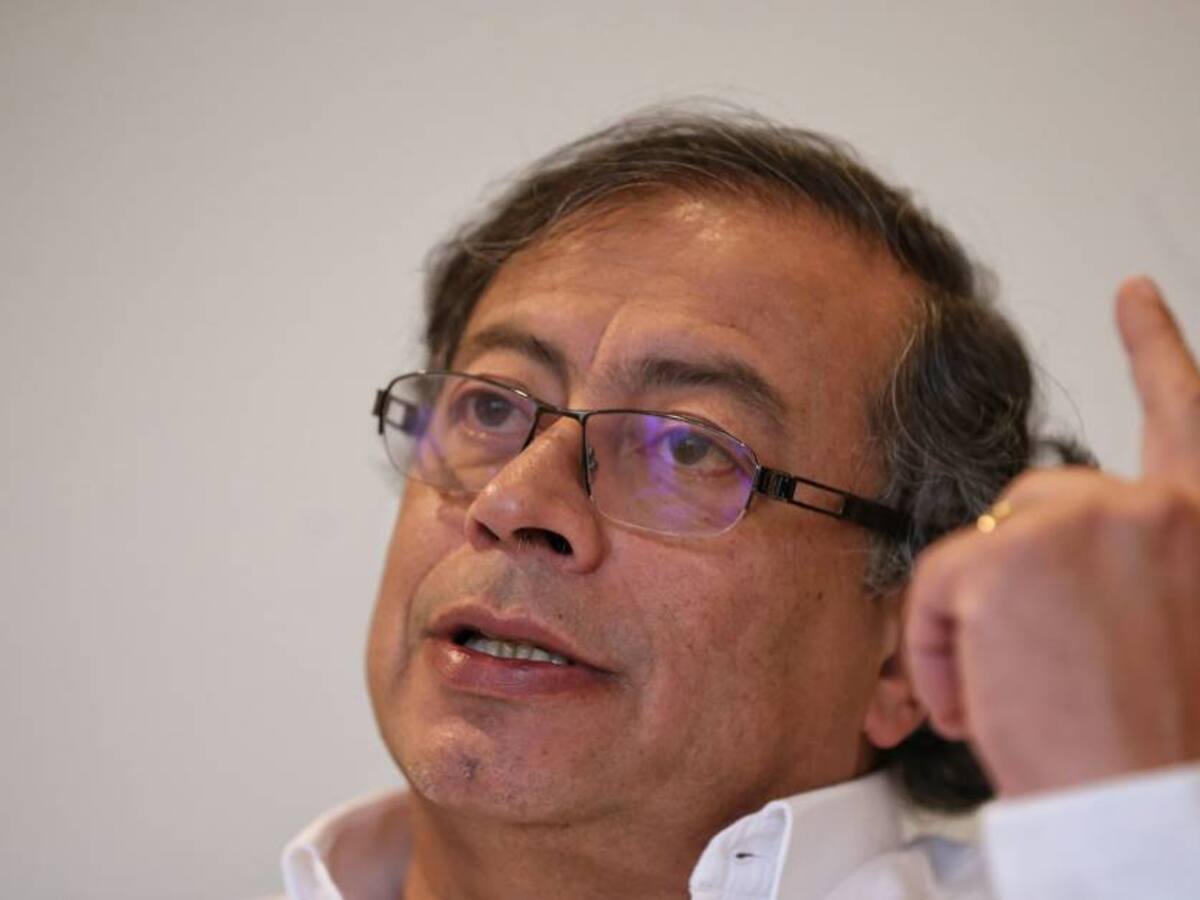 "Debe haber múltiples diálogos sociales si queremos construir la paz": Petro
