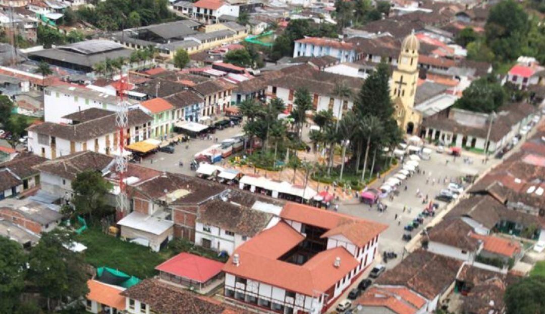 El municipio de Salento, Quindío desde el aire en el puente festivo